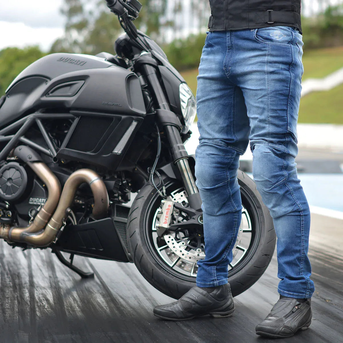Calça Jeans Motociclista com Kevlar e Proteções Internas de Joelhos e Quadril, marca Racing Rabbit modelo Corsair, cor azul, masculina.
