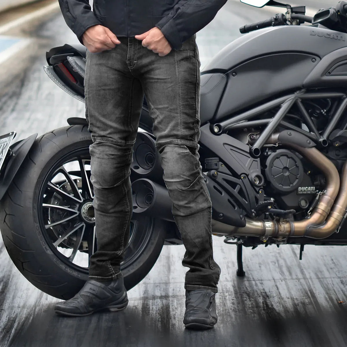 Calça Jeans Motociclista com Kevlar e Proteções Internas de Joelhos e Quadril, marca Racing Rabbit modelo Corsair, cor preta, masculina.