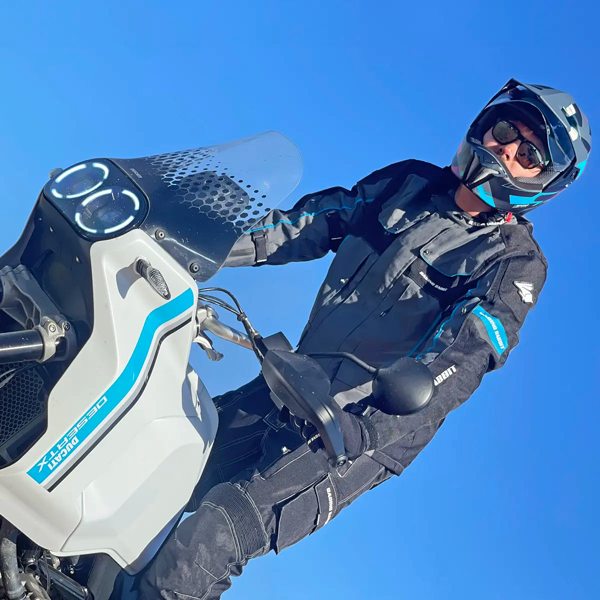 Jaqueta Racing Rabbit Dakar Plus Motociclista com Proteção Interna, Impermeável, Ventilada, Forro Térmico, Bubblejacket, bobojaco, colete, parka, jaqueta para viagem, cinza, masculina, Jaqueta Motoqueiro
Jaqueta Motociclista
Jaqueta Moto
Jaqueta para Andar de Moto
Jaqueta Pilotagem de Moto
Jaqueta Impermeável Moto
Jaqueta Prova Agua Moto
Jaqueta Proteção Moto
Jaqueta Ventilada Moto
Jaqueta Verão Moto
Jaqueta Cidade Moto
Jaqueta Viagem Moto
Melhor Jaqueta de Moto
Onde Comprar Jaqueta de Moto
Jaqueta de Moto