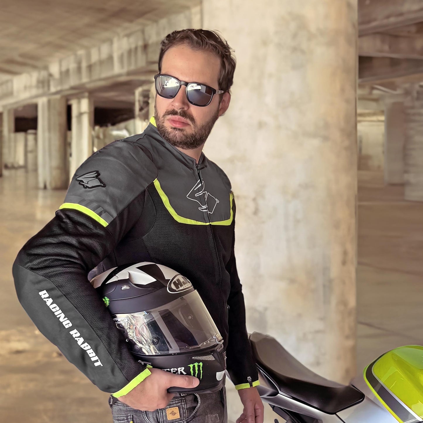 Jaqueta Volt ventilada para motociclistas, com painéis de ventilação estratégicos, forro impermeável removível, jaqueta térmica destacável que se transforma em colete, painéis em elastano para mobilidade e detalhes refletivos para maior segurança. Ideal para todas as condições climáticas e altamente versátil.
