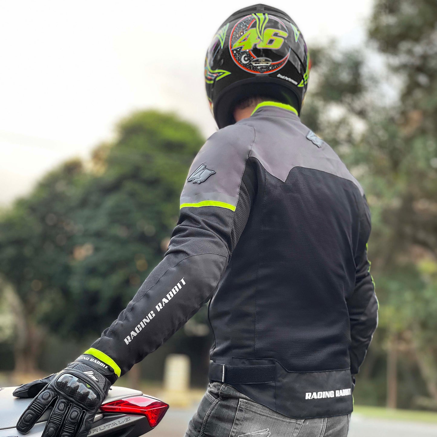 Jaqueta Volt ventilada para motociclistas, com painéis de ventilação estratégicos, forro impermeável removível, jaqueta térmica destacável que se transforma em colete, painéis em elastano para mobilidade e detalhes refletivos para maior segurança. Ideal para todas as condições climáticas e altamente versátil.