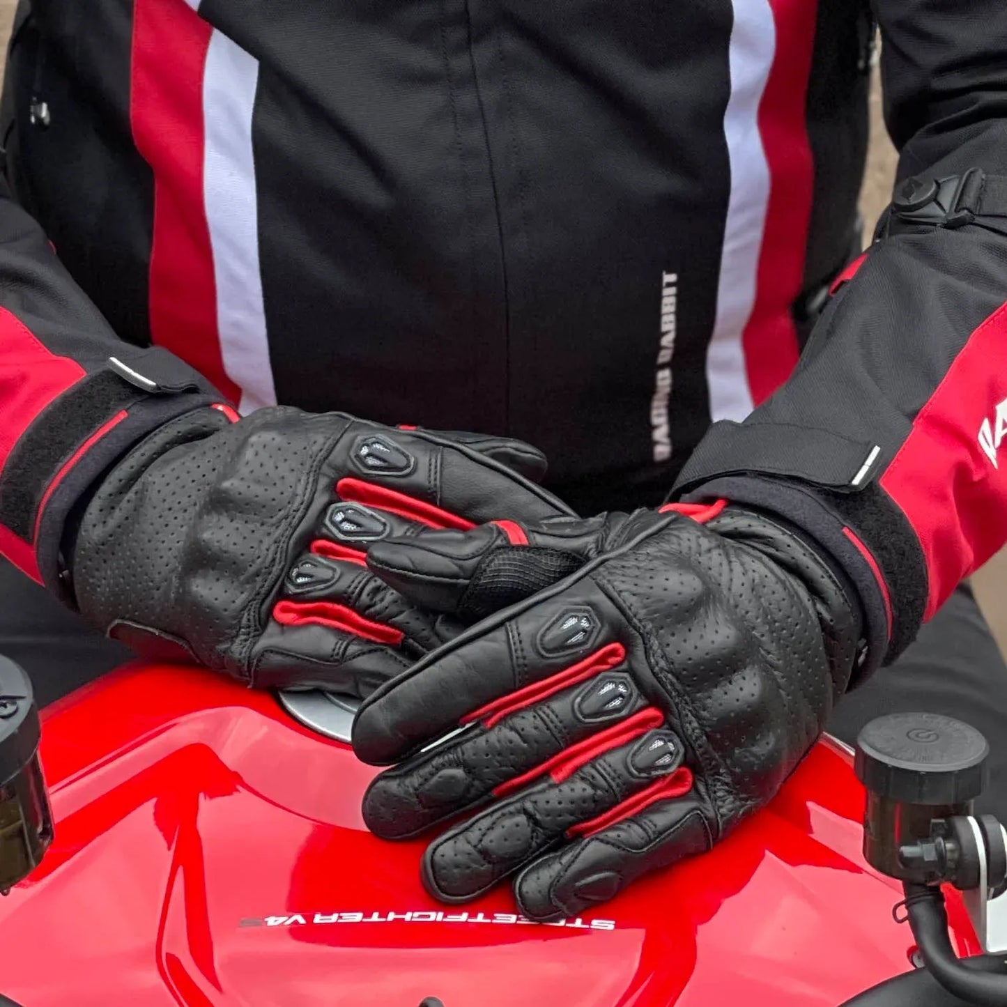 Luva Motociclista Racing Rabbit modelo Ace, couro, cor preta e vermelha, ventilada com proteções, masculina.