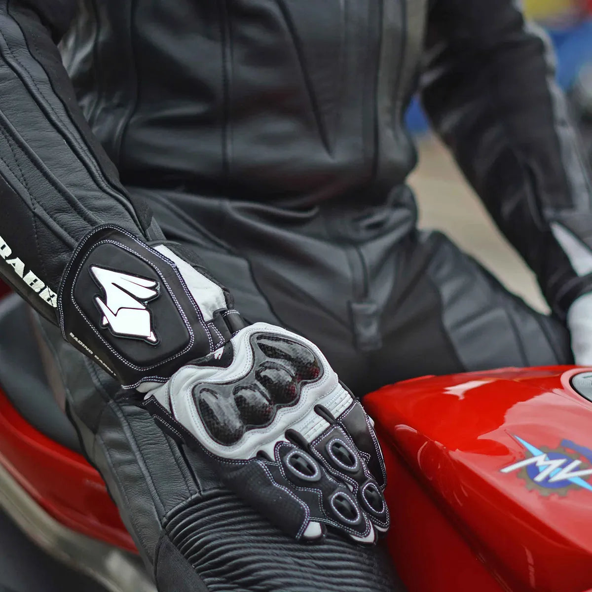 Luva Motociclista Racing Rabbit modelo Strike, couro, cor preta e branca , ventilada com proteções em fibra de carbono, punho longo, esportiva, masculina.