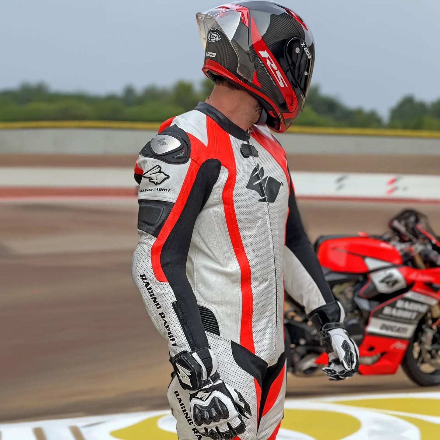 Macacao Motociclista Racing Rabbit Energy Esportivo em Couro Ventilado com Proteções Moto Racing Speed 1 peça, branco e laranja, masculino.