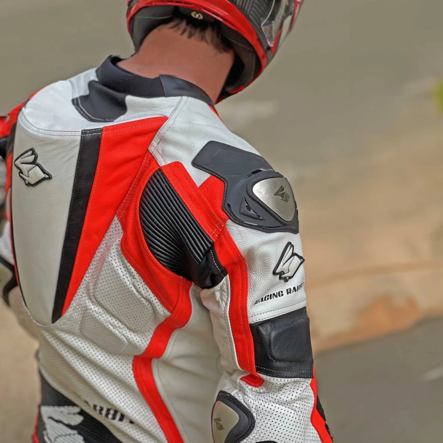 Macacao Motociclista Racing Rabbit Energy Esportivo em Couro Ventilado com Proteções Moto Racing Speed 1 peça, branco e laranja, masculino.