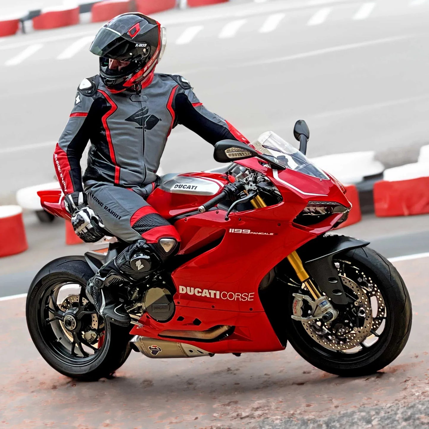 Macacao Motociclista Racing Rabbit Razor Esportivo em Couro Ventilado com Proteções Moto Racing Speed 1 peça, prateado e vermelho, masculino.