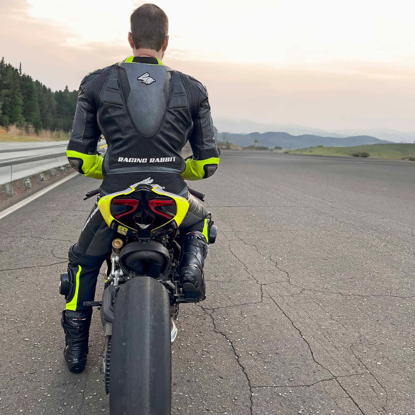 Macacao Motociclista Racing Rabbit Rush Esportivo em Couro Ventilado com Proteções Moto Racing Speed 1 peça, prateado e amarelo, masculino.