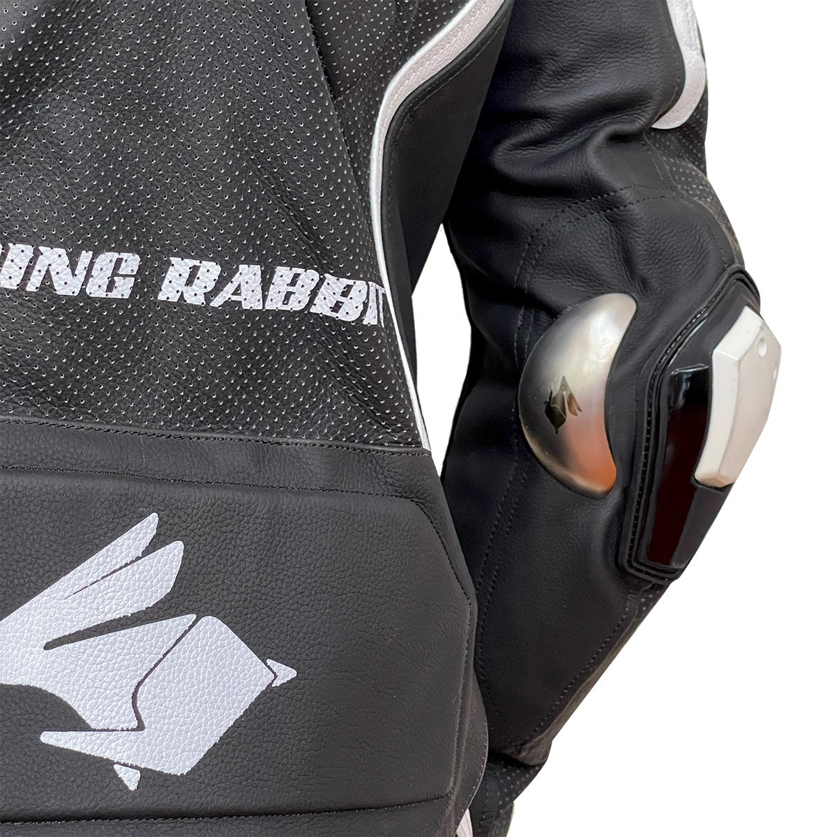 Macacão Motociclista Racing Rabbit Modelo Vortex 2 peças em couro bovino, com proteções interna C.E, Proteções externas metálicas, couro ventilado, painéis em elastano. Maximo de conforto e segurança para pilotar sua motocicleta.