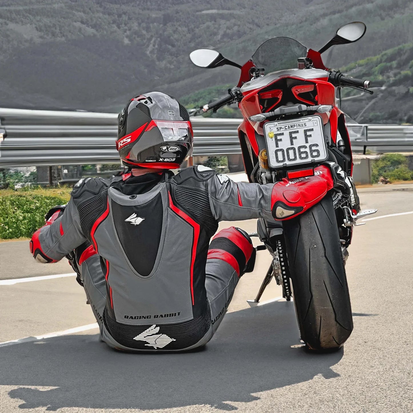 Macacao Motociclista Racing Rabbit Razor Esportivo em Couro Ventilado com Proteções Moto Racing Speed 1 peça, prateado e vermelho, masculino.