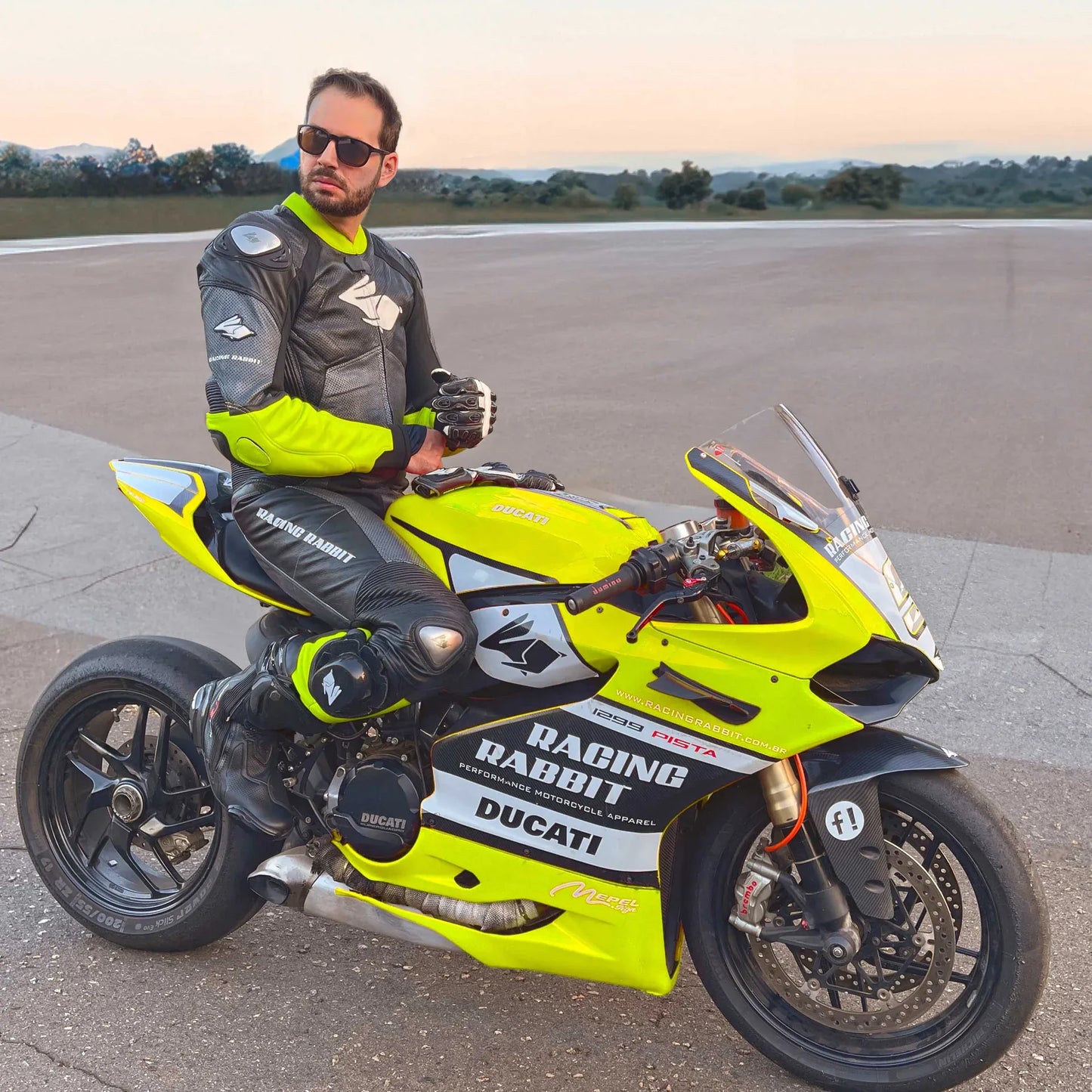 Macacao Motociclista Racing Rabbit Rush Esportivo em Couro Ventilado com Proteções Moto Racing Speed 1 peça, prateado e amarelo, masculino.